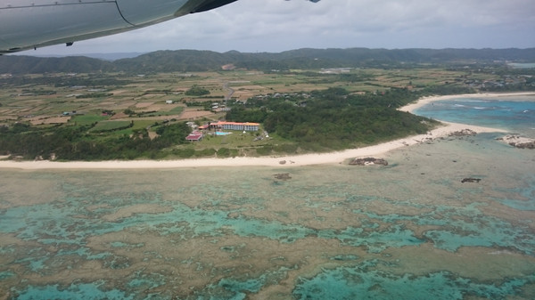 機内から眺める喜界島や奄美大島の景観