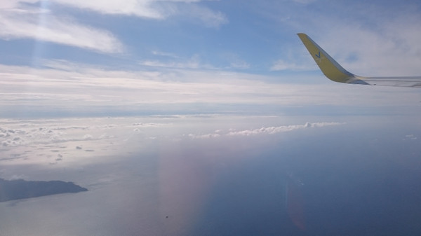 機内から眺める喜界島や奄美大島の景観
